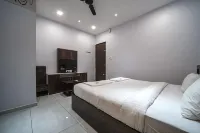 Hotel Saheb Executive Restaurant and Lodging فنادق في Gokul Shirgaon
