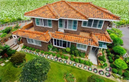 Yeosu Beautiful Garden Unshared House Pension Отели рядом с достопримечательностью «Aeyangwon History Hall»