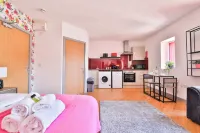 Princess Lofts City Centre Studios with Nespresso Coffee Machines & New Fast Wifi by StayRight