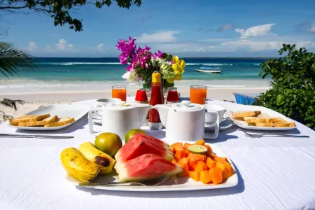 Bara Beach Bungalows Отели рядом с достопримечательностью «Таман Секкенг Булукамба»