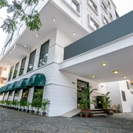 Octave Hotel - Double Road Отели рядом с достопримечательностью «Торговый квартал Ганди-Базар»