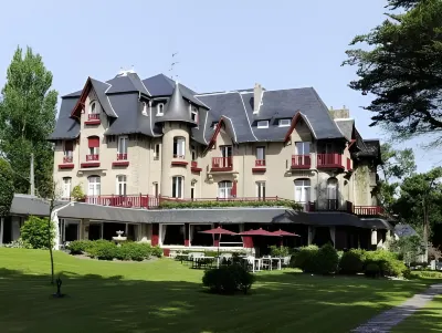 Le Castel Marie Louise Hotel dekat Aerospace Museum Peninsula Coast of Love