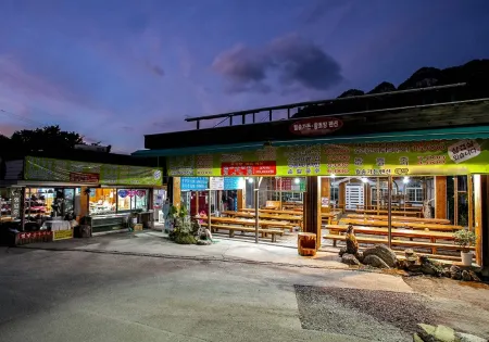 Jecheon Wolsong Garden Pension Отели рядом с достопримечательностью «Woraksan»