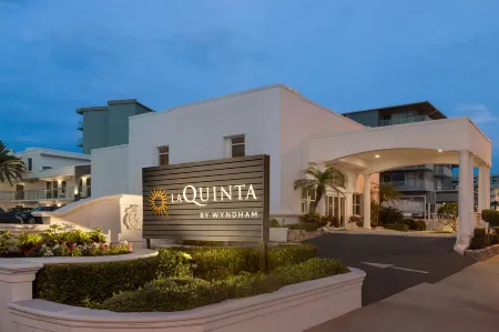 La Quinta Inn & Suites by Wyndham Oceanfront Daytona Beach Отели в г. Дейтона-Бич