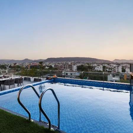 7 Rays Hotel