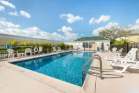 Quality Inn Palm Bay - Melbourne I-95 - Swimmingpools