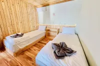 Phinisi Hostel Bira Hotel dekat KOLAM RENANG MILANO PALANGISANG