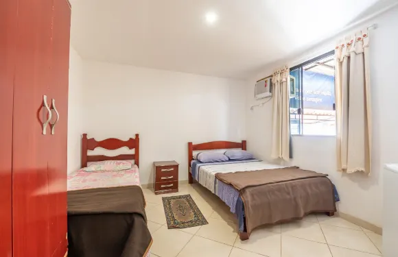 OYO 馬尼拉塔濱海公寓酒店，曼加塔巴