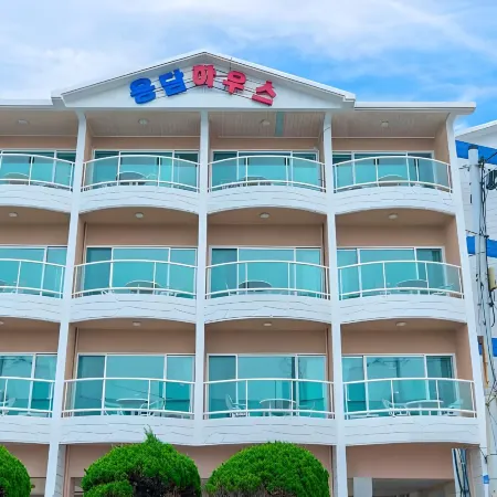 Jeju Yongdam House Отели рядом с достопримечательностью «Храм Сонкванса»