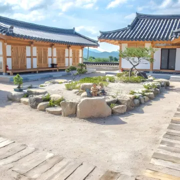 Gyeongju Wadamjung Hanok Pension Отели рядом с достопримечательностью «Храм Сундокджон»