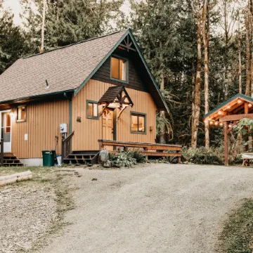 Mt. Baker Lodging - Cabin #67 - Private 2-Story Cabin with a Private Hot Tub!