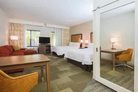 Hampton Inn & Suites Camarillo Отели рядом с достопримечательностью «McGrath Family Farm»