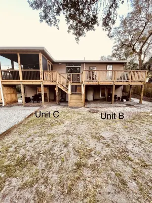 Unit B, Spirit of Folly, Pet Friendly, 2 short blocks - 100 yards - to the beach Hotels near Public Beach Access - 2nd St E