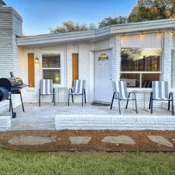 5mins to Kyle Field, 5BR w Private Backyard & Pool