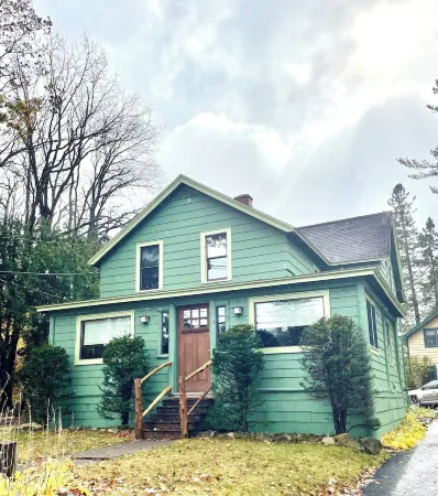 3-bedroom vacation home steps to downtown.