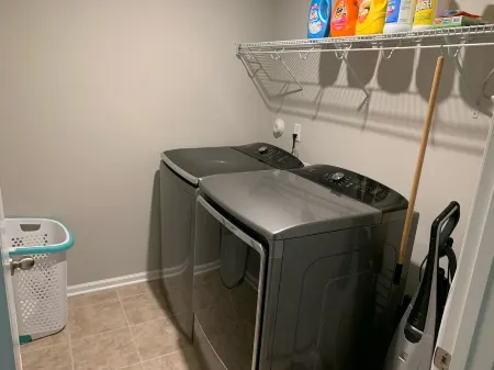 Executive Town Home Duke RTP Durham NC Отели рядом с достопримечательностью «Дарем Академи Мидл Скул»