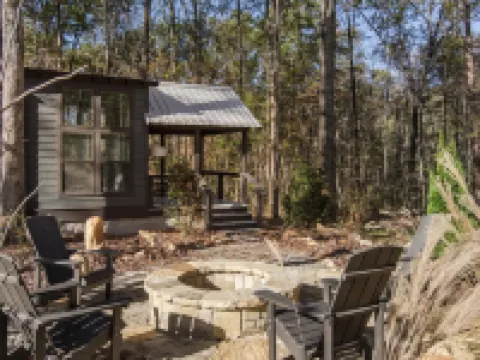 Enjoy the lake & mountain retreat at The Water & Woods Tiny Home トレーシー・シティのホテル