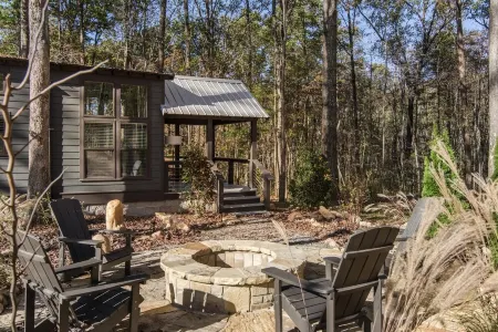 Enjoy the lake & mountain retreat at The Water & Woods Tiny Home