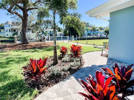 Waterfront Island Oasis Fully Remodeled! W/ Boat Dock! Отели рядом с достопримечательностью «Pop Stansell Park»