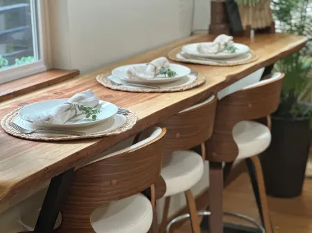 Luxury Cabin, fire pit, hanging chairs, WiFi, forest view, river access