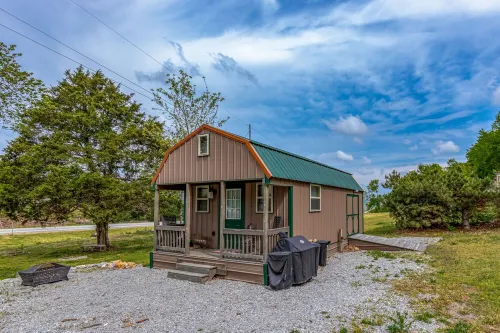 The Cowskin Cabin & Bunkhouse - Lakeview Getaway on 1/2 acre