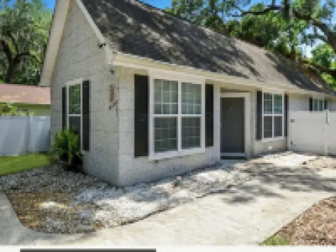 Pet friendly, beautiful mid island cottage only 3 miles from the beach!