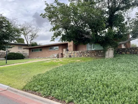 Casa de La Cruz - 3BR 3BA -w/ Plasma Air Technology 2,200sf Sleeps 10 Отели рядом с достопримечательностью «Университет Техас в Эль-Пасо»