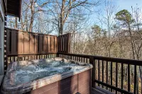 Reduced Rates in August! Cozy Cabin in Between Pigeon Forge and Gatlinburg