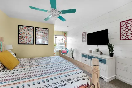 Cheerful 1BR on the Island w/ King Bed Отели рядом с достопримечательностью «Наварр Бич Си Тертл Консервейшен Сентер»