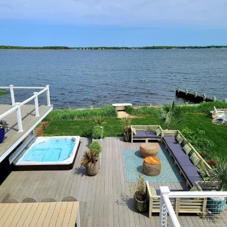 Hamptons Waterfront Suite | Private Hot Tub | Winter Escape | Adults Only Отели рядом с достопримечательностью «Аквапарк Сплиш-Сплэш»