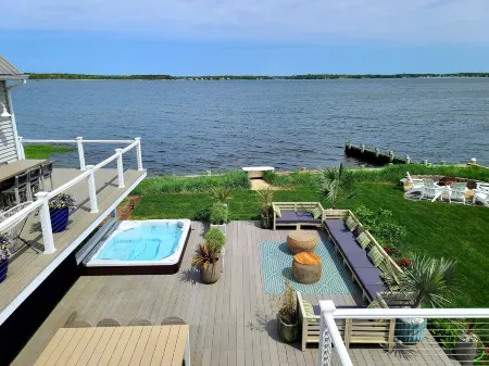 Hamptons Waterfront Escape/ Hot Tub & Resort Style