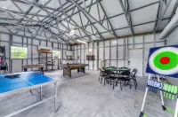 3-bedroom house with Hot Tub and Game Room in Eastpoint, 10 minute drive to SGI