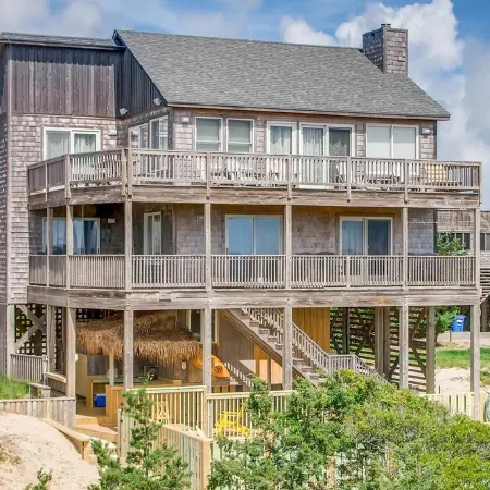 Oceanfront Bliss w/ outdoor pool, hot tub and beds made !