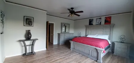 PRIVATE PROPERTY Olympic Pool, Tennis, B-ball, Pavilion, NEWLY RENOVATED (+)