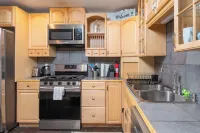 Stay in comfort and style! Encore Private Suite + Free parking! Close to Boston!