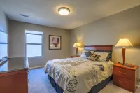 Modern Upscale with Hot Tub / Patio Mister and Pets Welcome - บังกะโล