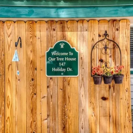 Holiday Tree House - with community pool & golf!
