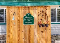 Holiday Tree House - with community pool & golf! Shafer Butte Lookout US 366, ID 32 주변 호텔