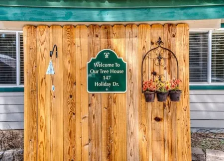 Holiday Tree House - with community pool & golf!