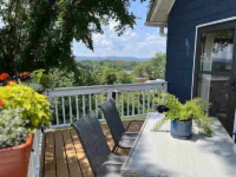 Bluffside cottage with gorgeous river views