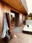 Single storey house with jacuzzi near the beach<br>Wooden frame, 4 stars