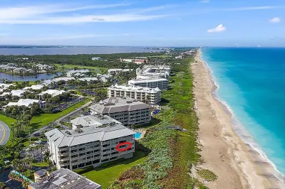 ✨Oceanfront🌊 Breathtaking View🏖️ Central Location📍 Pool🏊‍♂️ Modern Elegance✨ Hotels near Cove Road Park
