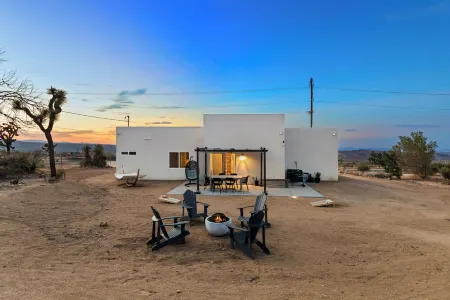 COZY JOSHUA TREE HOME- 9 min to the park! with Hot Tub Отели рядом с достопримечательностью «The Joshua Tree Art Gallery (JTAG)»