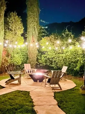 —> 2 Bed en-suites + Fire Pit Lounge! <— 鐘岩附近的飯店