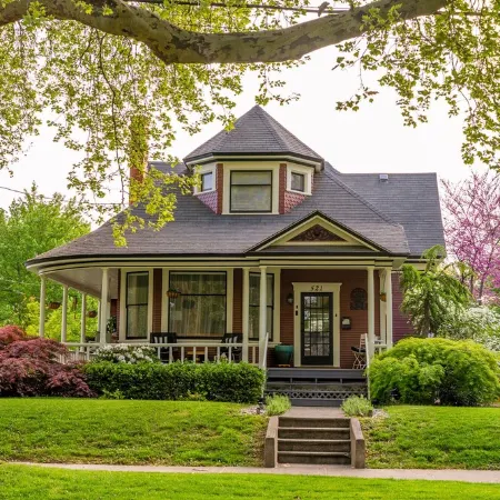 Cozy private apartment in a historic Victorian house close to downtown