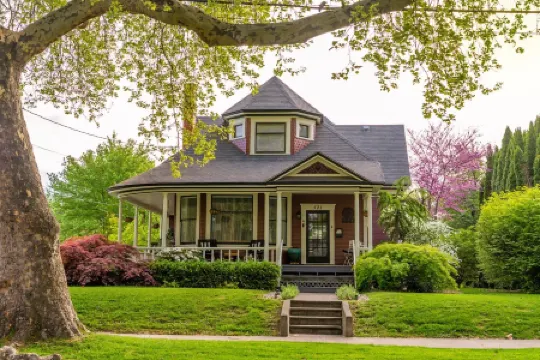 Cozy private apartment in a historic Victorian house close to downtown