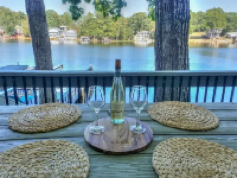 Red Sky Lake House - Tranquility at the lake! Hotels in Eldorado