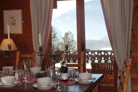 Charming lux chalet, views comfort escape, Samoens Valley, peaceful log fire