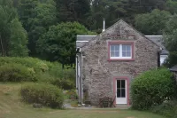 Peaceful relaxing cottages for 6 in stunning Loch Lomond setting - unique site. 住宿飯店