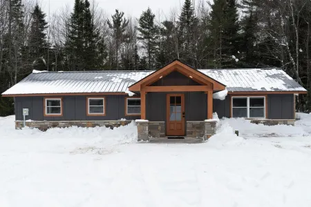 Cozy 2-bedroom house with WiFi in Paradise near restaurants and attractions